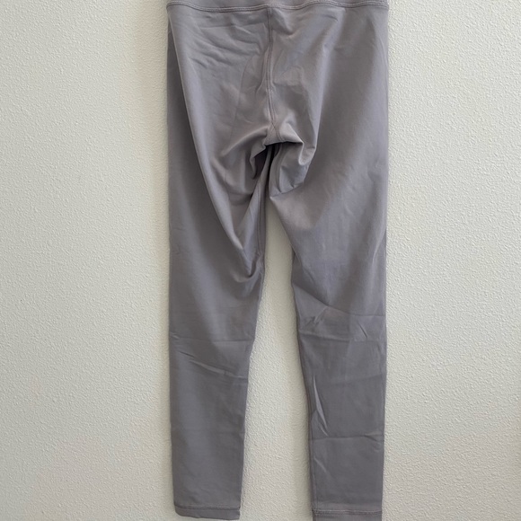 ARITZIA Tna high-rise 1/8 legging light purple grey sizeM discontinued color - Picture 2 of 3
